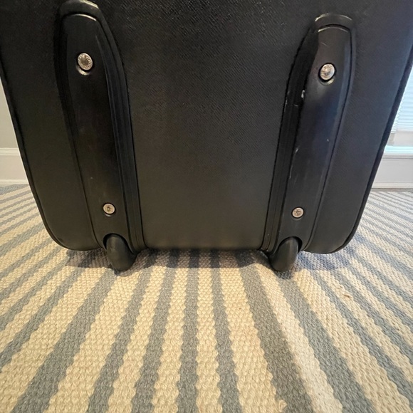 This is a Louis Vuitton travel bag black. - Picture 11 of 16